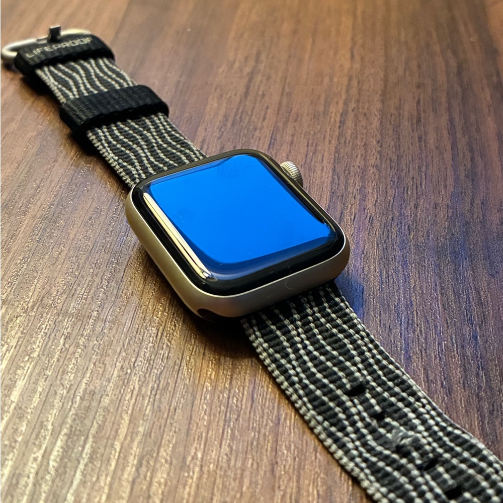 Apple Watch SE (2nd Generation) 40mm with Lifeproof band